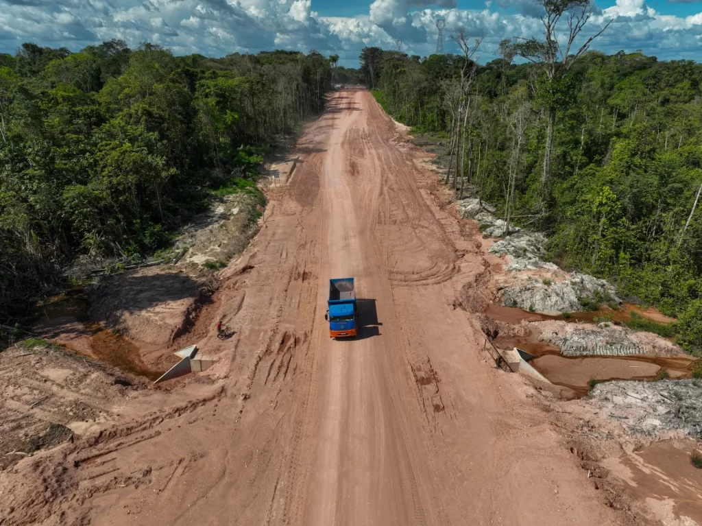 Una nueva carretera en construcción atraviesa una franja de bosque cerca de Belém, Brasil. Fotógrafo: Alessandro Flaco/Bloomberg