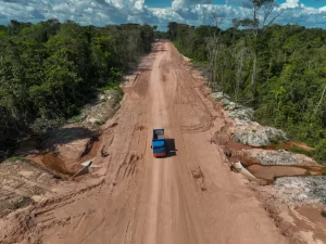 Una nueva carretera en construcción atraviesa una franja de bosque cerca de Belém, Brasil. Fotógrafo: Alessandro Flaco/Bloomberg